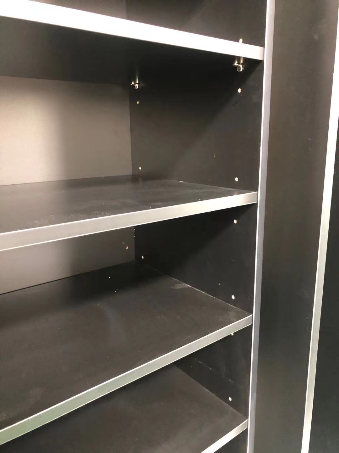 靴のキャビネット